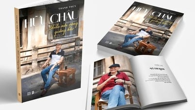 ホーチミン市ブックストリートで、フー・チャウ氏が回想録『嵐の黄金のゆりかご』を紹介