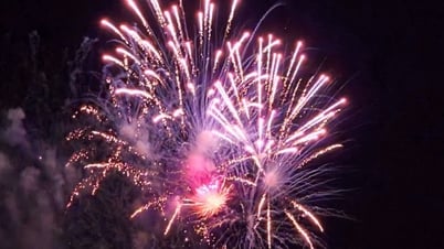 Ca Mau feuert Höhenfeuerwerk ab, um das Vereinigungsereignis der Provinz zu feiern
