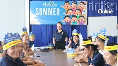 อาสาสมัครหญิงผู้ทุ่มเทของโครงการ Khanh Hoa People Speaking English