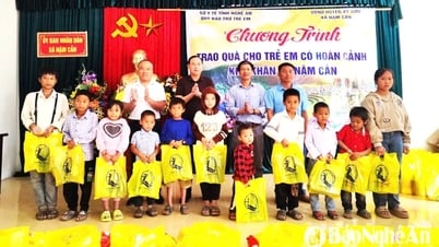 Trao 200 suất quà cho trẻ em có hoàn cảnh đặc biệt khó khăn tại huyện Kỳ Sơn