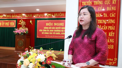 លោកស្រី Dao Pham Hoang Quyen ជានិពន្ធនាយកនៃកាសែត Phu Yen។
