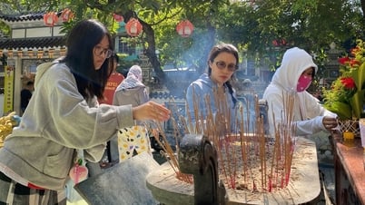 Sĩ tử miền Trung lên chùa cầu may trước kỳ thi tốt nghiệp THPT 2025