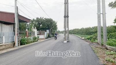 Bất cập hàng cột điện giữa lòng đường