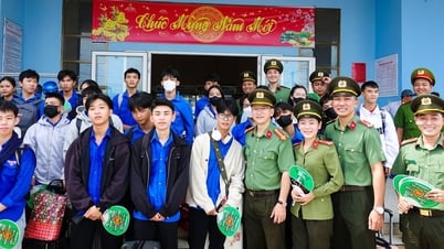 បេក្ខជន​១៤២​នាក់​មក​ពី​ស្រុក​កោះ Kien Giang ឆ្លង​សមុទ្រ​ទៅ​ប្រឡង​បាក់ឌុប