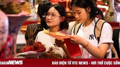 Sĩ tử mang bút, giấy báo thi đến Văn Miếu 'xin vía đỗ đại học'