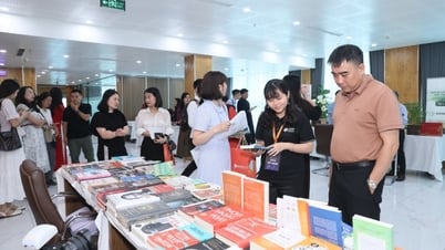 Ngành xuất bản 'thoi thóp’ vì bản quyền