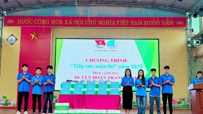 Trao quà tiếp sức mùa thi cho học sinh lớp 12 tại điểm thi Trường THPT Tràng Định