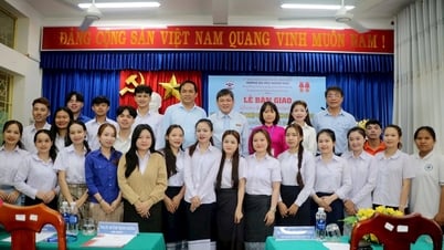Trường Đại học Quảng Nam bàn giao 25 lưu học sinh Lào tốt nghiệp đại học