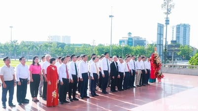 Delegates of the Patriotic Emulation Congress of Catholics in Nghe An offered flowers and reported their achievements to President Ho Chi Minh.