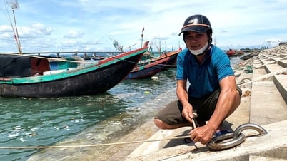 El canal está obstruido, lo que dificulta que los pescadores lleven sus barcos al puerto pesquero recién construido.