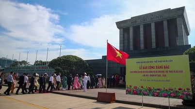 Đoàn đại biểu dự Đại hội Đảng bộ Bộ VHTTDL báo công dâng Bác