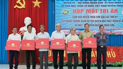 Thoai Son held a meeting to pay tribute to district leaders through the ages.