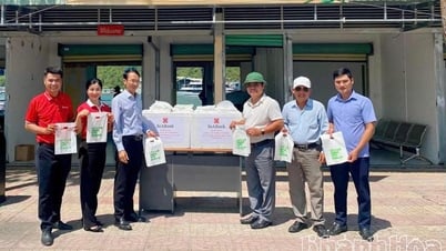 Ngân hàng TMCP Đông Nam Á - Cụm chi nhánh Nha Trang: Tặng 100kg túi tự hủy sinh học cho người dân và du khách tham quan vịnh Nha Trang