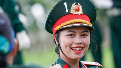 A80ミッションの訓練中に何千人もの女性兵士が汗を流す