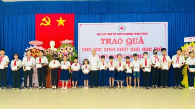 កាកបាទក្រហមស្រុក Duong Minh Chau ផ្តល់អំណោយដល់សិស្សក្រីក្រ និងជួបការលំបាក