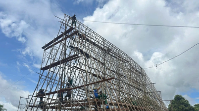 Bà con làng Kon Băh chung tay dựng lại nhà rông