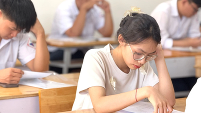 ผู้สมัครลาวไกทำตามขั้นตอนเพื่อสอบจบการศึกษาระดับมัธยมศึกษาตอนปลาย