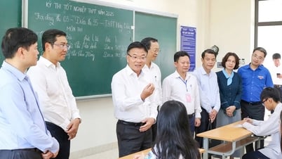 El viceprimer ministro Le Thanh Long inspecciona los preparativos para los exámenes de graduación de la escuela secundaria en Hai Phong.