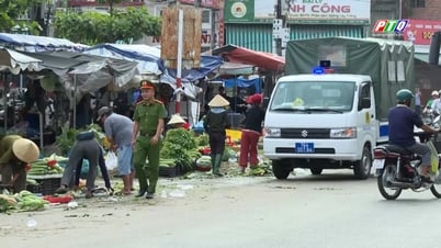 Họp chợ lấn chiếm lòng lề đường - hiểm họa tai nạn giao thông