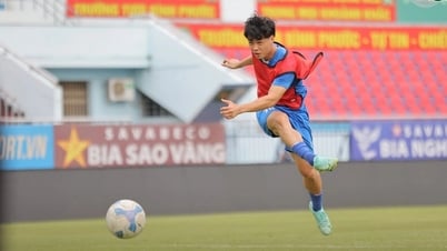 Công Phượng tái ngộ thủ môn Bùi Tiến Dũng ở trận tranh vé vớt V-League
