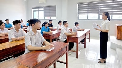 Thí sinh đến các điểm thi làm thủ tục thi tốt nghiệp THPT năm 2025