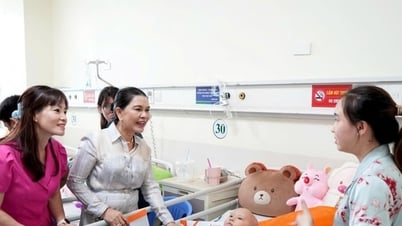 تقديم الهدايا للأطفال المرضى ودعم الأطفال في الظروف الصعبة