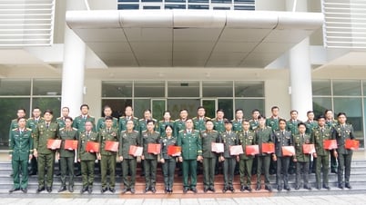 សាលា​មន្ត្រី​ព័ត៌មាន​បាន​រៀបចំ​ពិធី​ចែក​សញ្ញាបត្រ​ដល់​និស្សិត​បរទេស។