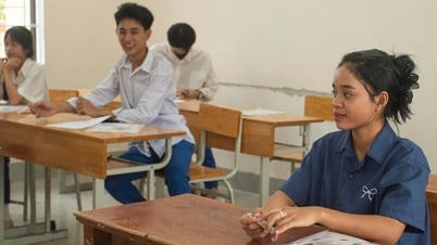 광트리(Quang Tri) 산간지역 출신의 수험생들이 고등학교 졸업시험 절차를 자신 있게 완료하고 있습니다.