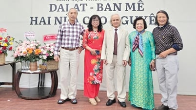 បង្ហាញពណ៌ខៀវជ្រៅ