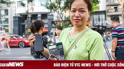 Đưa con đi thi, mẹ mang 3 máy tính 'lỡ thí sinh nào quên còn có đồ dùng'