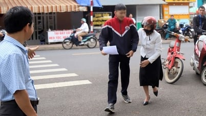 นักเรียนเกือบไปสอบสาย ครูรีบไปรับแล้วทิ้งจักรยานไว้ข้างถนน