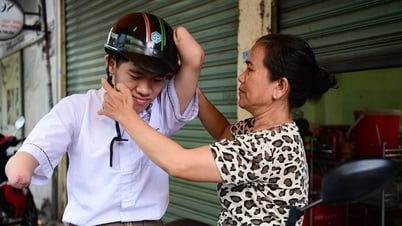 Nam sinh cụt tứ chi dùng cùi chỏ tự viết trọn vẹn bài thi Ngữ văn
