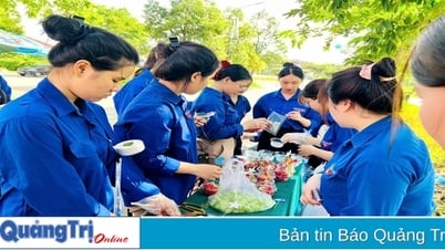 Hàng trăm suất trái cây ướp lạnh “giải nhiệt” cho thí sinh tại điểm thi Trường Phổ thông liên cấp Cao đẳng sư phạm Quảng Trị