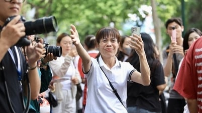 Ngày đầu tiên kỳ thi THPT Quốc gia 2025: Chuyện về những sĩ tử vượt khó để đi thi