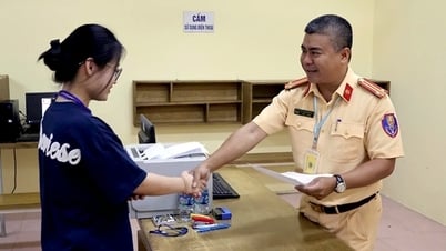 หลังจากรถยนต์ถูกจับกุม ตำรวจจราจรฮานอยยังคงทดสอบและออกใบอนุญาตขับขี่รถจักรยานยนต์ต่อไป