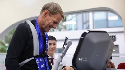 Der Star der Manchester Reds beeindruckt vom sportmedizinischen Zentrum im Tam Anh Hospital