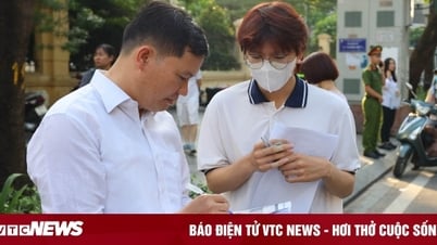 ครูประจำหน้าที่หน้าประตูโรงเรียนตั้งแต่เช้าตรู่ เมื่อนับนักเรียนครบทุกคนแล้วจึงรู้สึกสบายใจ