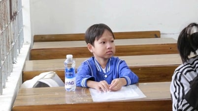 Thí sinh dự thi bị giám thị nhầm là học sinh tiểu học... đi lạc