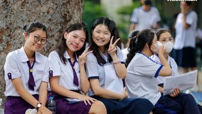 Hình ảnh đầy cảm xúc của thí sinh TP.HCM trong ngày đầu tiên thi tốt nghiệp THPT