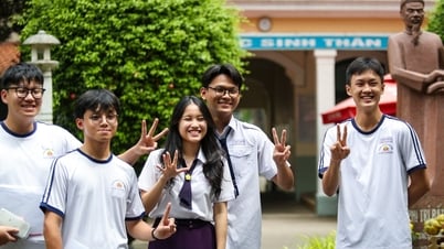 ภาพอารมณ์ของผู้สมัครสอบในนครโฮจิมินห์ในวันแรกของการสอบรับปริญญามัธยมศึกษาตอนปลาย