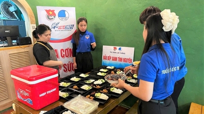 Bảo Lâm: Thanh niên tình nguyện tặng học bổng và nấu cơm miễn phí tặng sĩ tử khó khăn