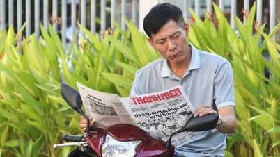 Phụ huynh 'đứng ngồi không yên' ở vỉa hè chờ con thi tốt nghiệp THPT