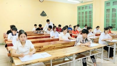 بعد ظهر اليوم، تقدم نحو 10 آلاف مرشح في توين كوانج لامتحان الرياضيات.