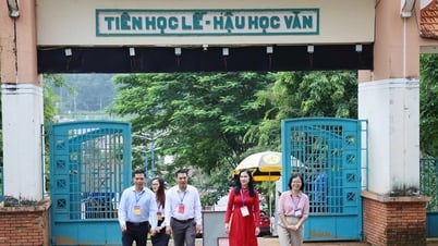 La vice-présidente du Comité populaire provincial, Ton Thi Ngoc Hanh, a inspecté les sites d'examen de fin d'études.