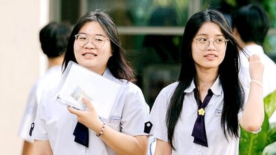 Thí sinh vui vẻ vì đề thi văn tốt nghiệp THPT 2025 nhẹ nhàng