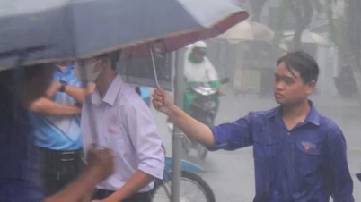 Voluntarios bajo la lluvia apoyan a candidatos