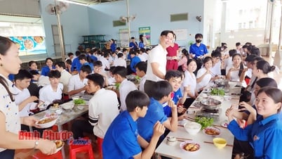 Ấm lòng bữa cơm tiếp sức mùa thi