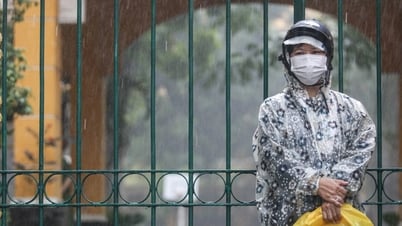 Los padres en la ciudad de Ho Chi Minh desafían la lluvia toda la mañana para esperar a que sus hijos tomen el examen de graduación de la escuela secundaria.