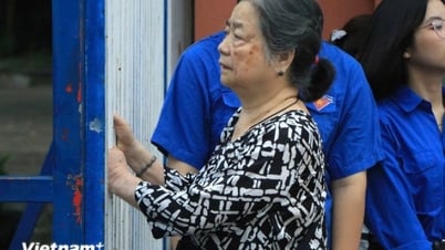 Phụ huynh ‘chong đèn’ trong buổi đầu sỹ tử khởi động kỳ thi tốt nghiệp THPT 2025