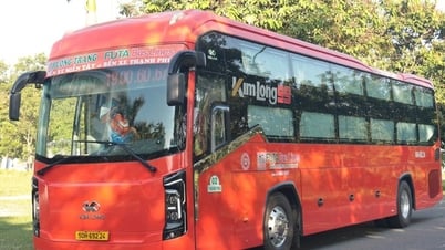 يتابع مشجعو نادي SHB Da Nang الفريق إلى مدينة هوشي منه قبل مباراة "الحياة والموت"